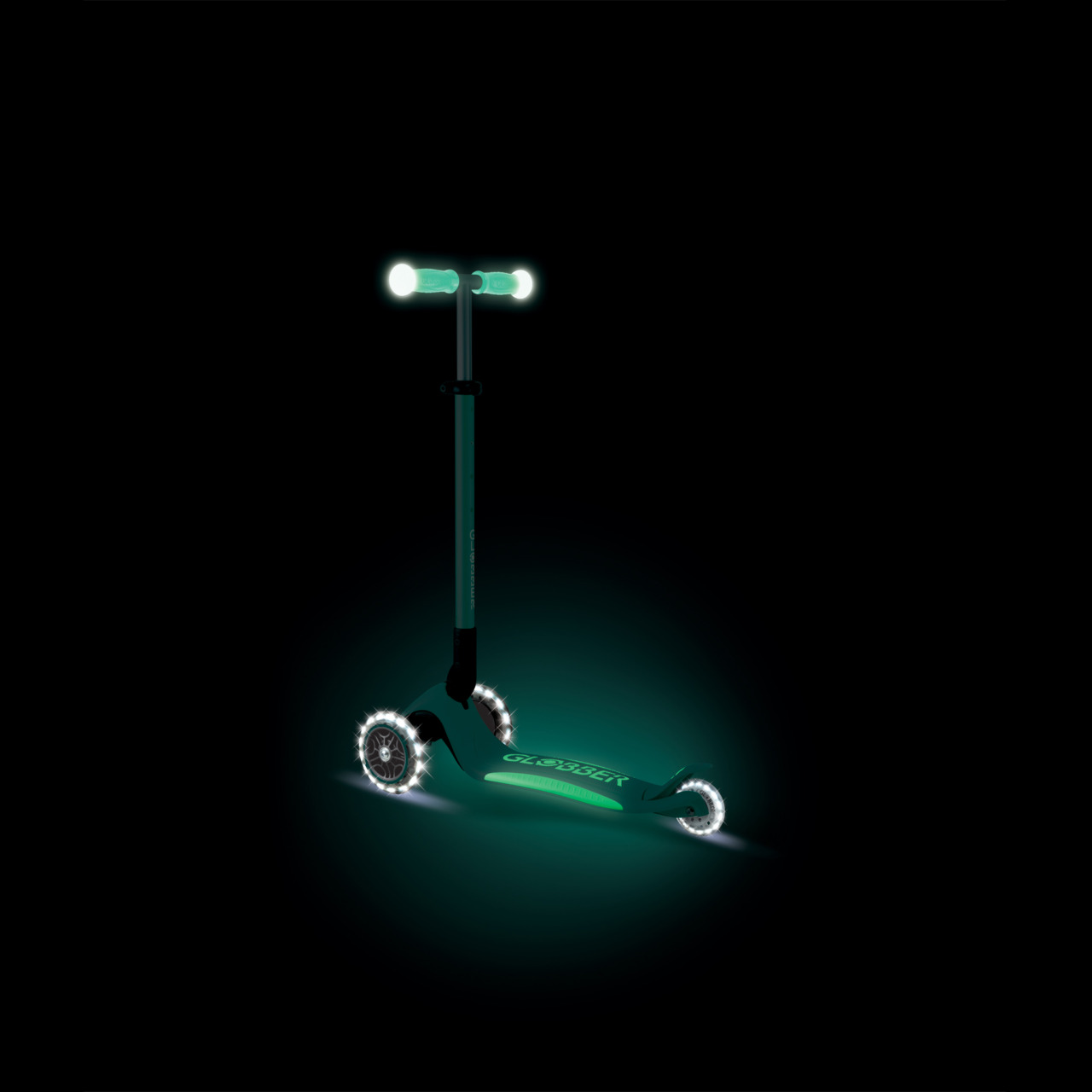 07 839 206 Glow In The Dark Scooter With Led Wheels