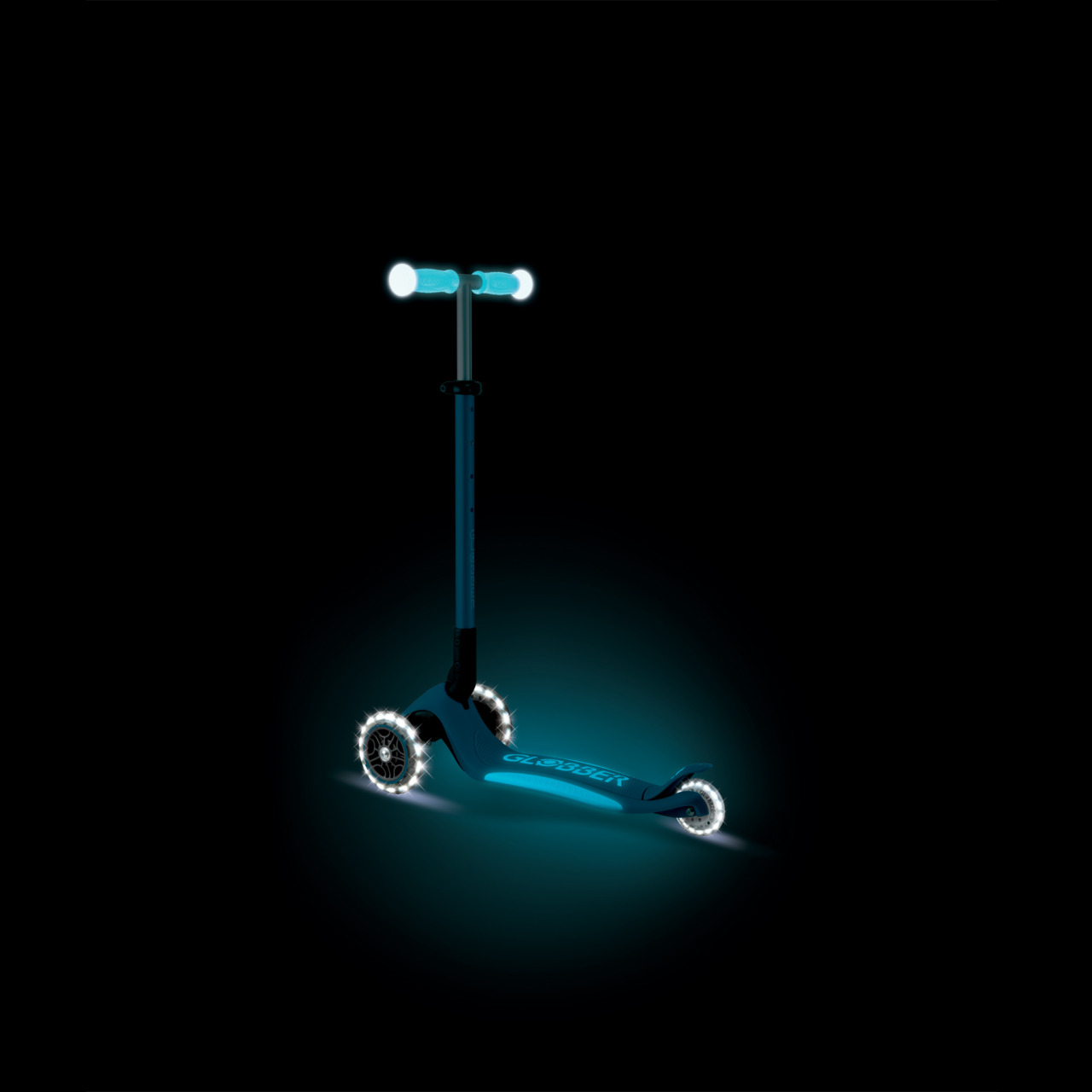 07 839 100 Glow In The Dark Scooter With Led Wheels