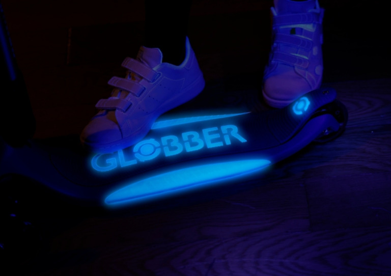 02 839 3 Wheel Glow In The Dark Scooter Deck 768x542